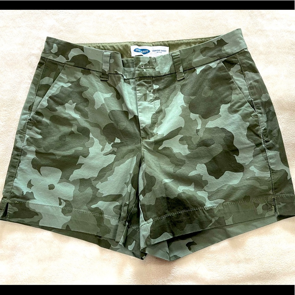 Old Navy camo print shorts size 4 NWOT
